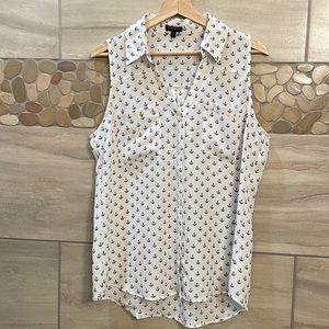 Collard Sleeveless Button-up Blouse. 2 Pockets. Polyester. Anchor print.
